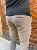 Pantalone Chinos in velluto di Telamira tortora