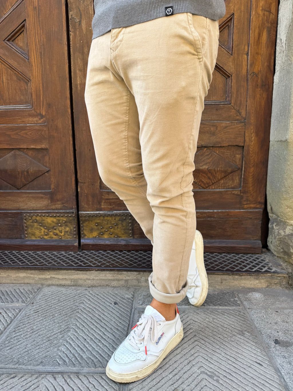 Pantalone chinos in velluto microcostina di Tréz beige