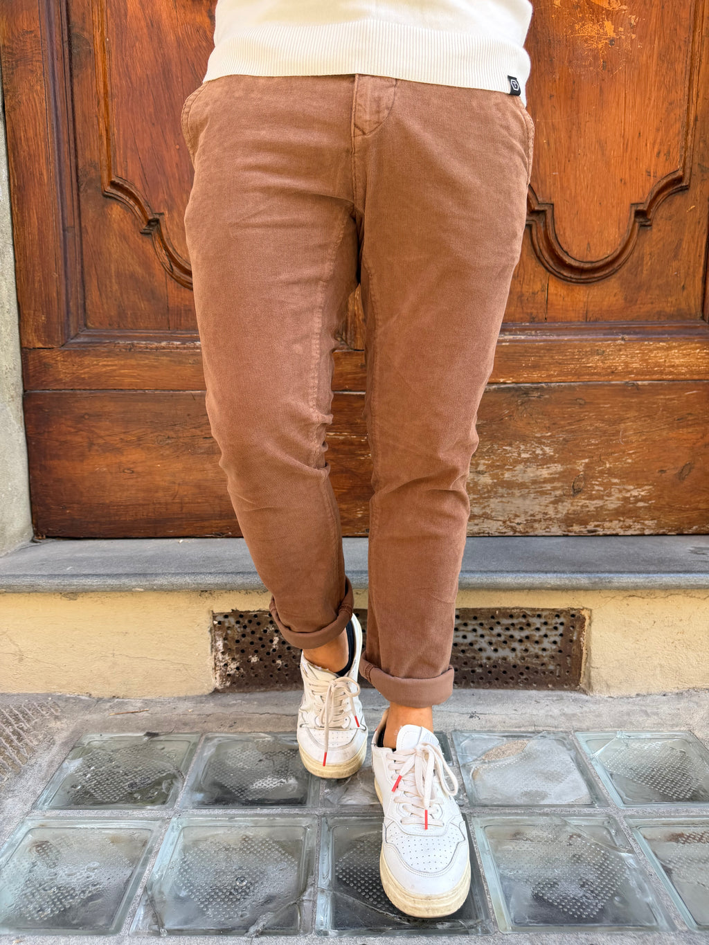 Pantalone chinos in velluto microcostina di Tréz moro