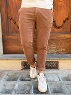 Pantalone chinos in velluto microcostina di Tréz moro