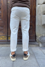 Carica l&#39;immagine nel visualizzatore di Gallery, Pantalone Mike di 3.9 panna
