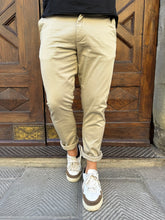 Carica l&#39;immagine nel visualizzatore di Gallery, Pantalone chinos di Hamaki-Ho beige
