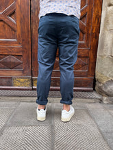 Carica l&#39;immagine nel visualizzatore di Gallery, Pantalone Chinos blu
