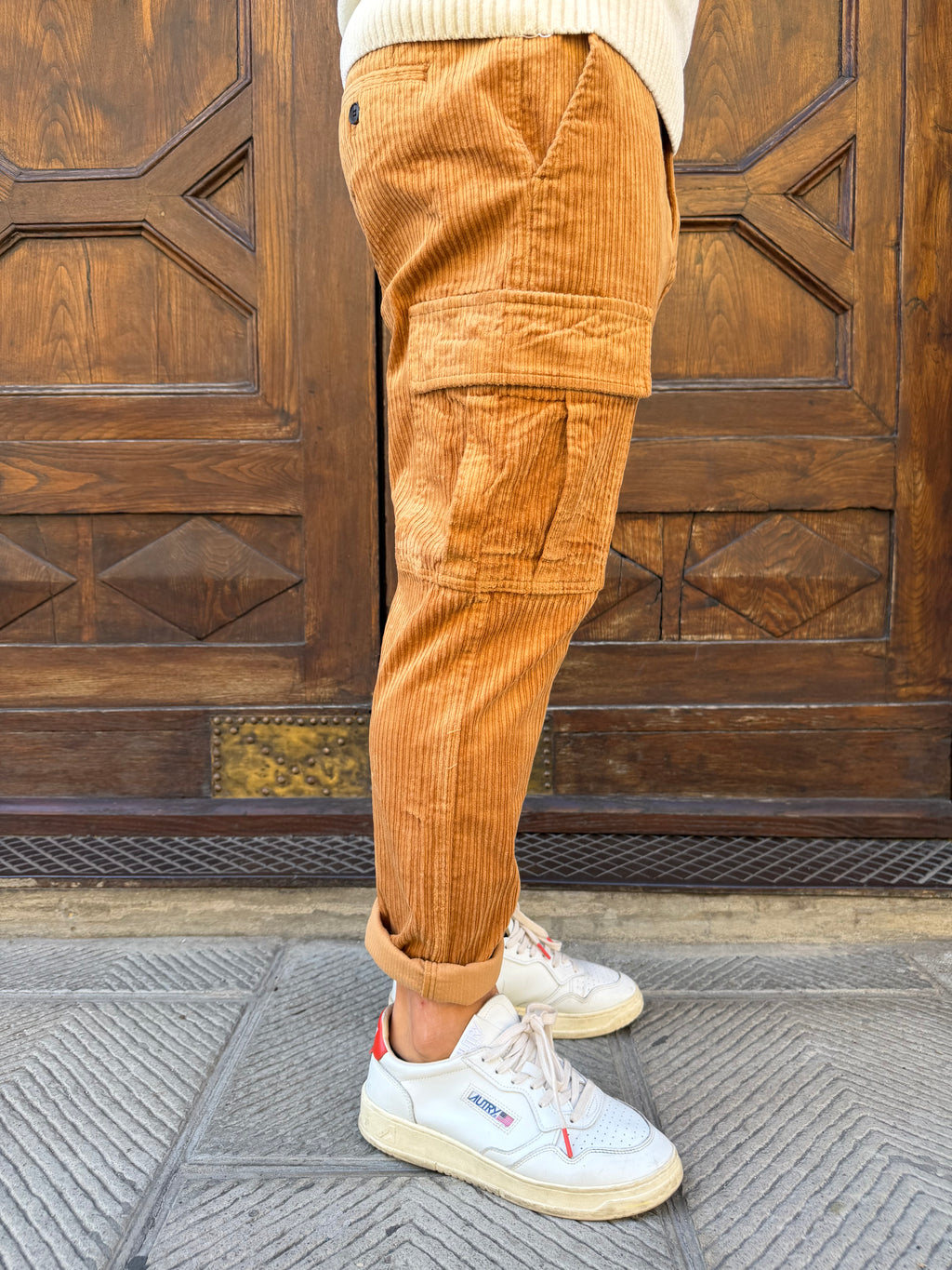 Pantalone cargo in velluto di Telamira caramello