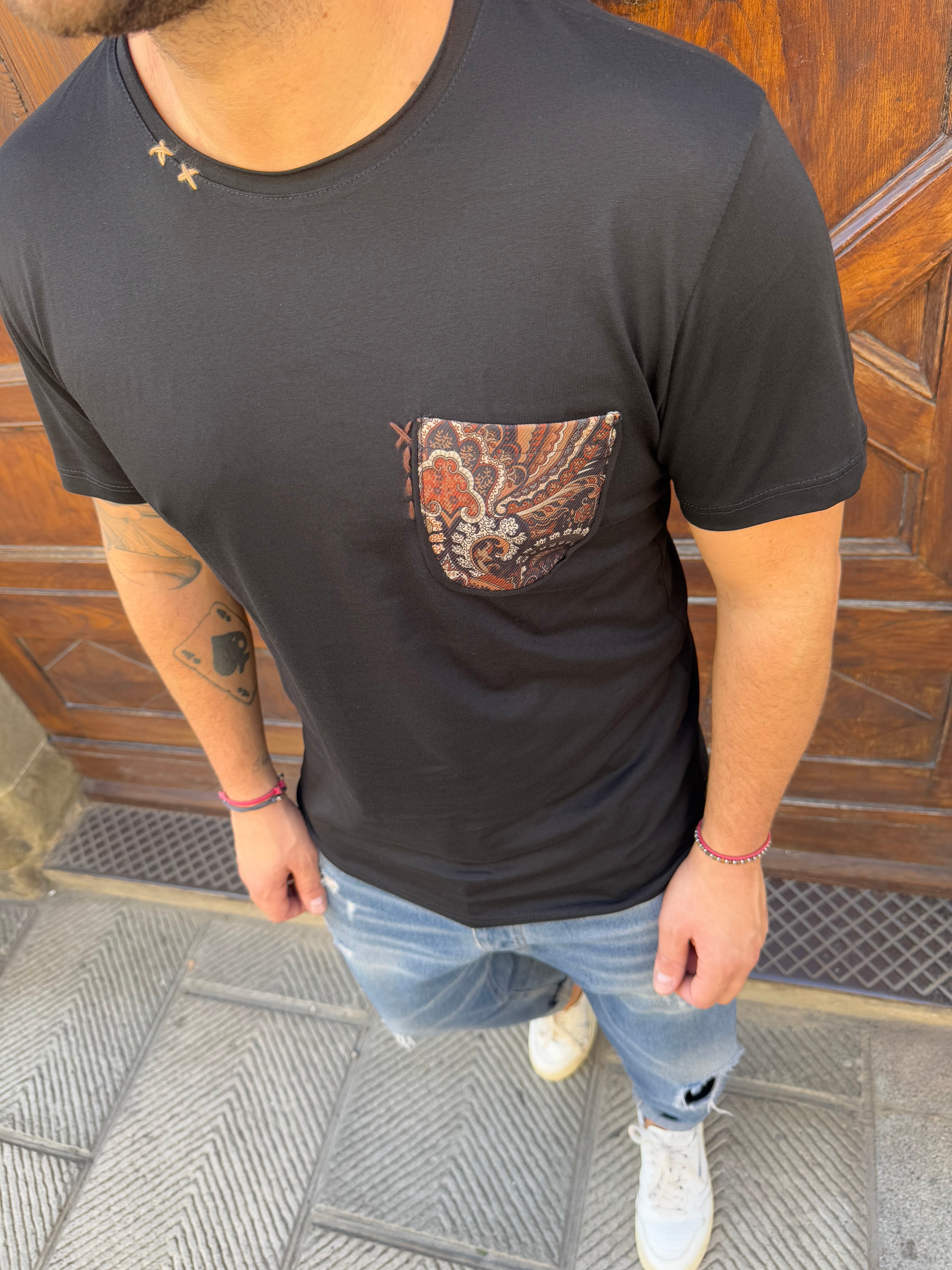 T-shirt James con taschino nera