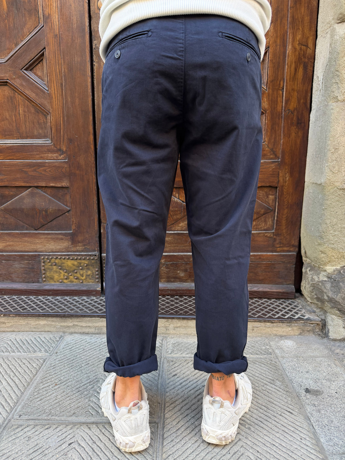 Pantalone Chinos di Hamaki-Ho con pences blu navy