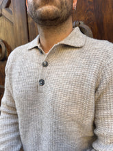 Carica l&#39;immagine nel visualizzatore di Gallery, Maglioncino Polo di HAMAKI beige
