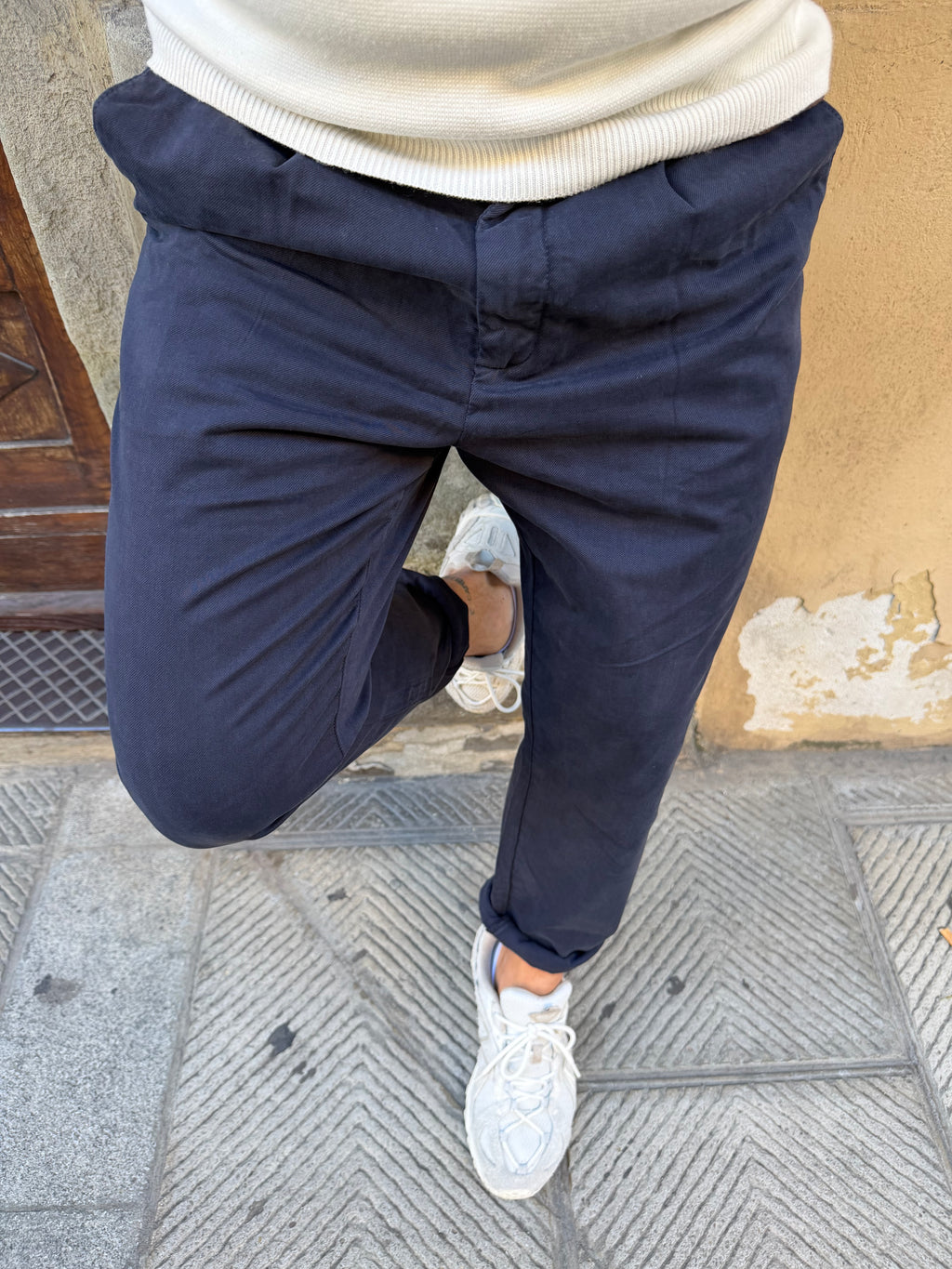 Pantalone Chinos di Hamaki-Ho con pences blu navy