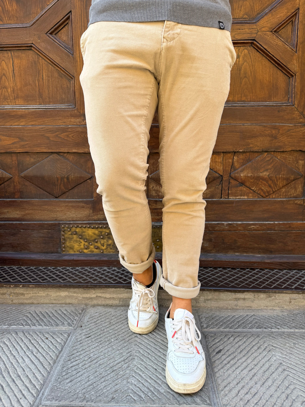 Pantalone chinos in velluto microcostina di Tréz beige