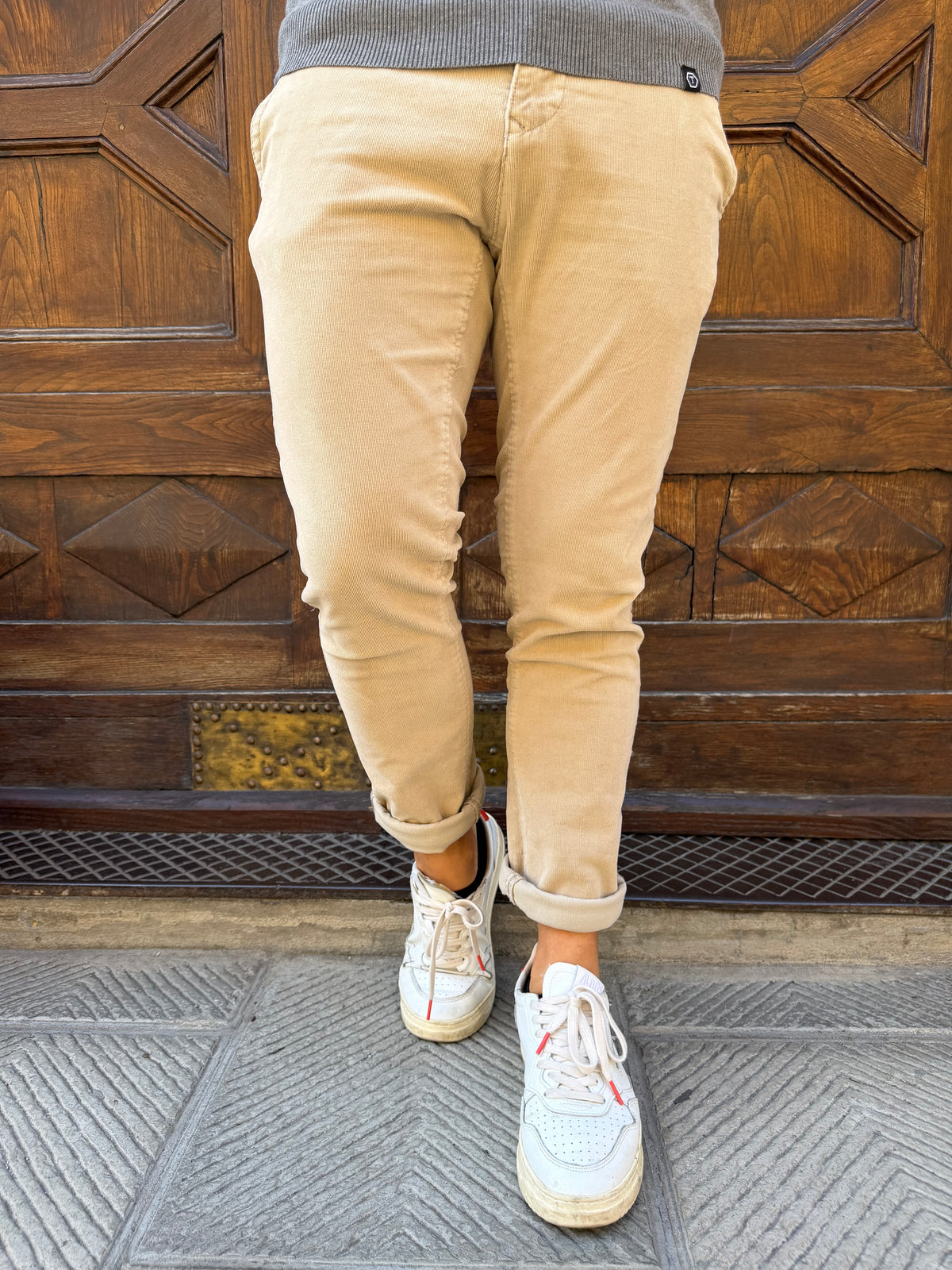 Pantalone chinos in velluto microcostina di Tréz beige