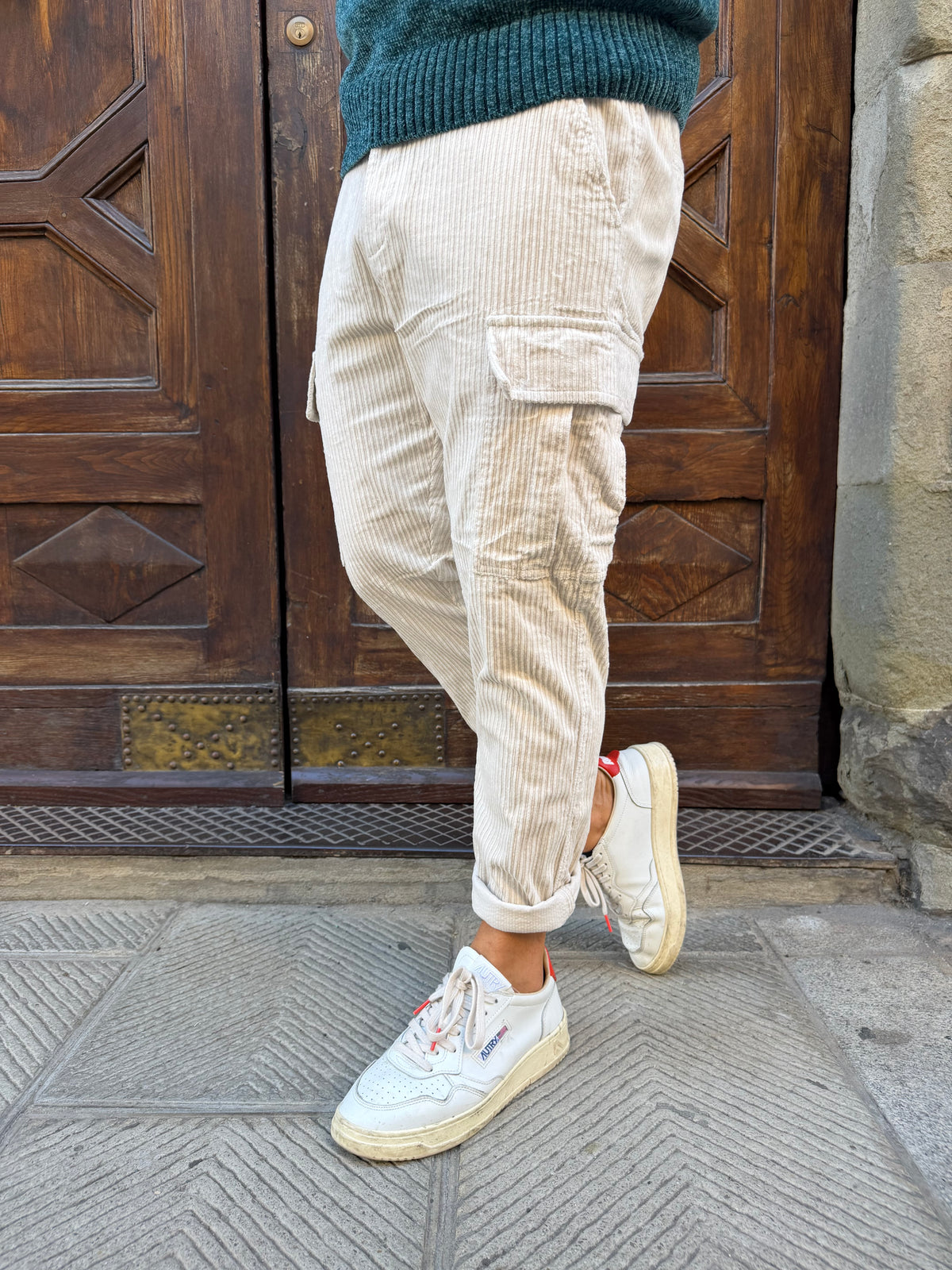 Pantalone cargo in velluto di Telamira panna