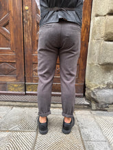 Carica l&#39;immagine nel visualizzatore di Gallery, Pantalone coordinato London di 3.9 moro

