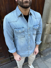 Carica l&#39;immagine nel visualizzatore di Gallery, Camicia Jeans di Telamira lavaggio chiaro
