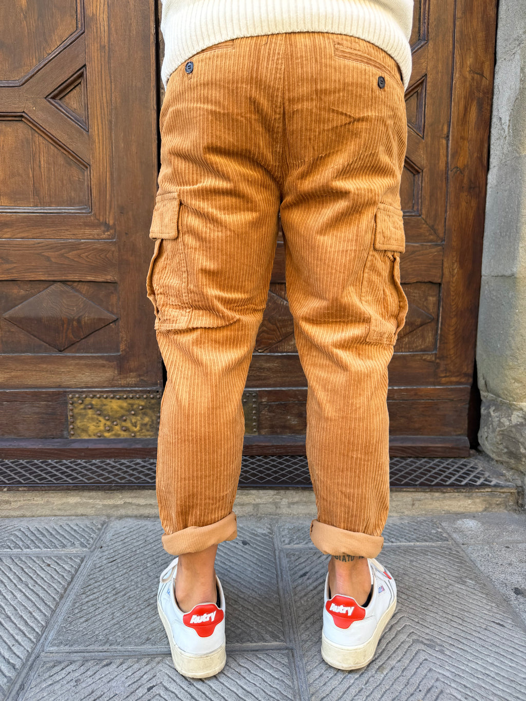 Pantalone cargo in velluto di Telamira caramello