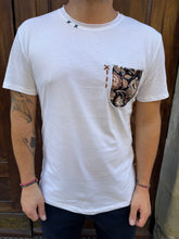 Carica l&#39;immagine nel visualizzatore di Gallery, T-shirt James con taschino
