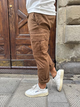 Carica l&#39;immagine nel visualizzatore di Gallery, Pantalone cargo di TRÈZ tabacco

