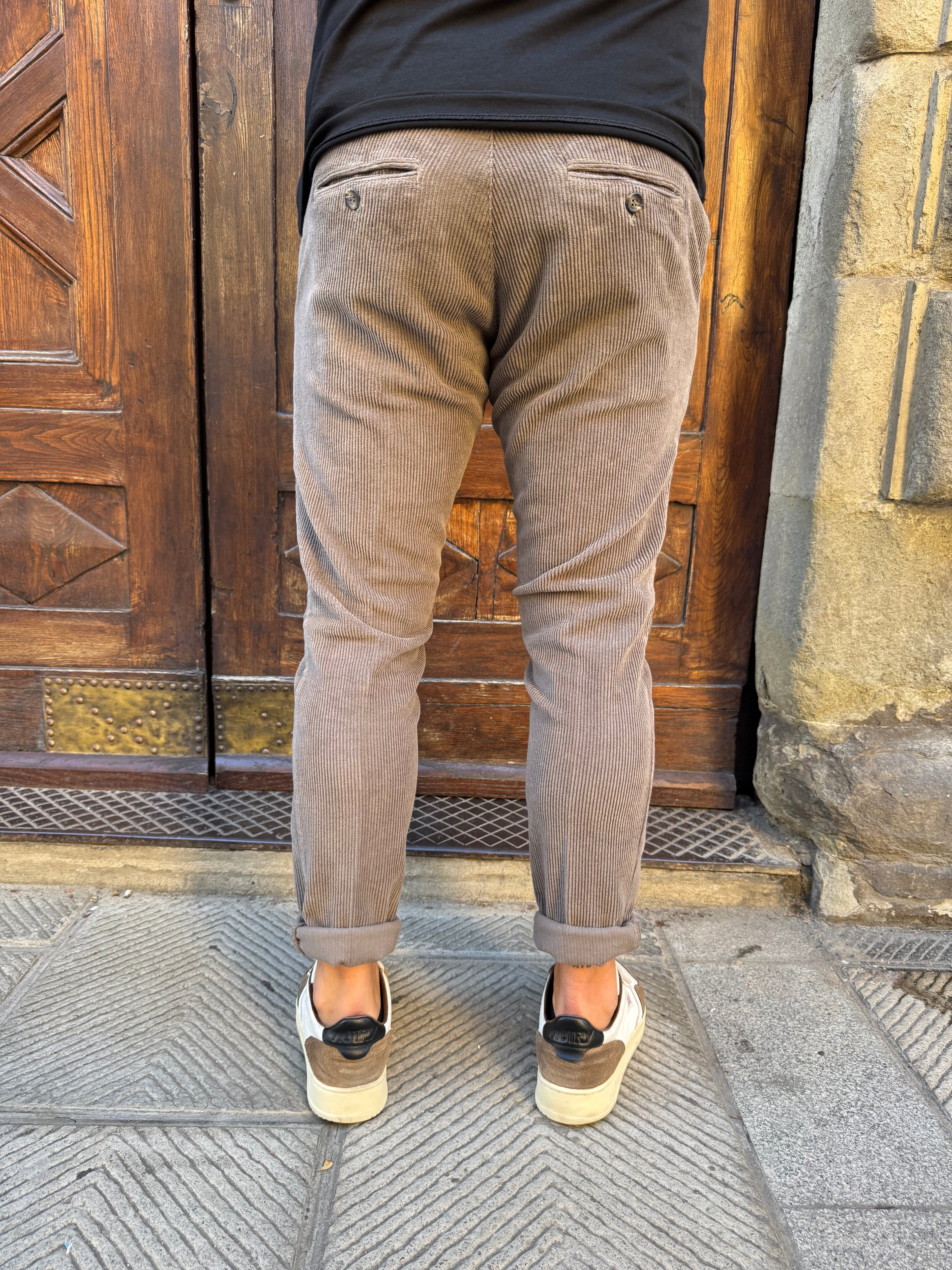 Pantalone Chinos in velluto di Telamira tortora