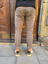 Carica l&#39;immagine nel visualizzatore di Gallery, Pantalone Chinos in velluto tortora di Telamira tortora
