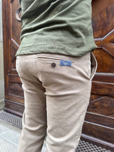 Carica l&#39;immagine nel visualizzatore di Gallery, Pantalone Chinos Leo di Tiffosi
