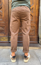 Carica l&#39;immagine nel visualizzatore di Gallery, Pantalone Mike di 3.9 tabacco
