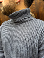 Maglioncino Dolcevita con rotture