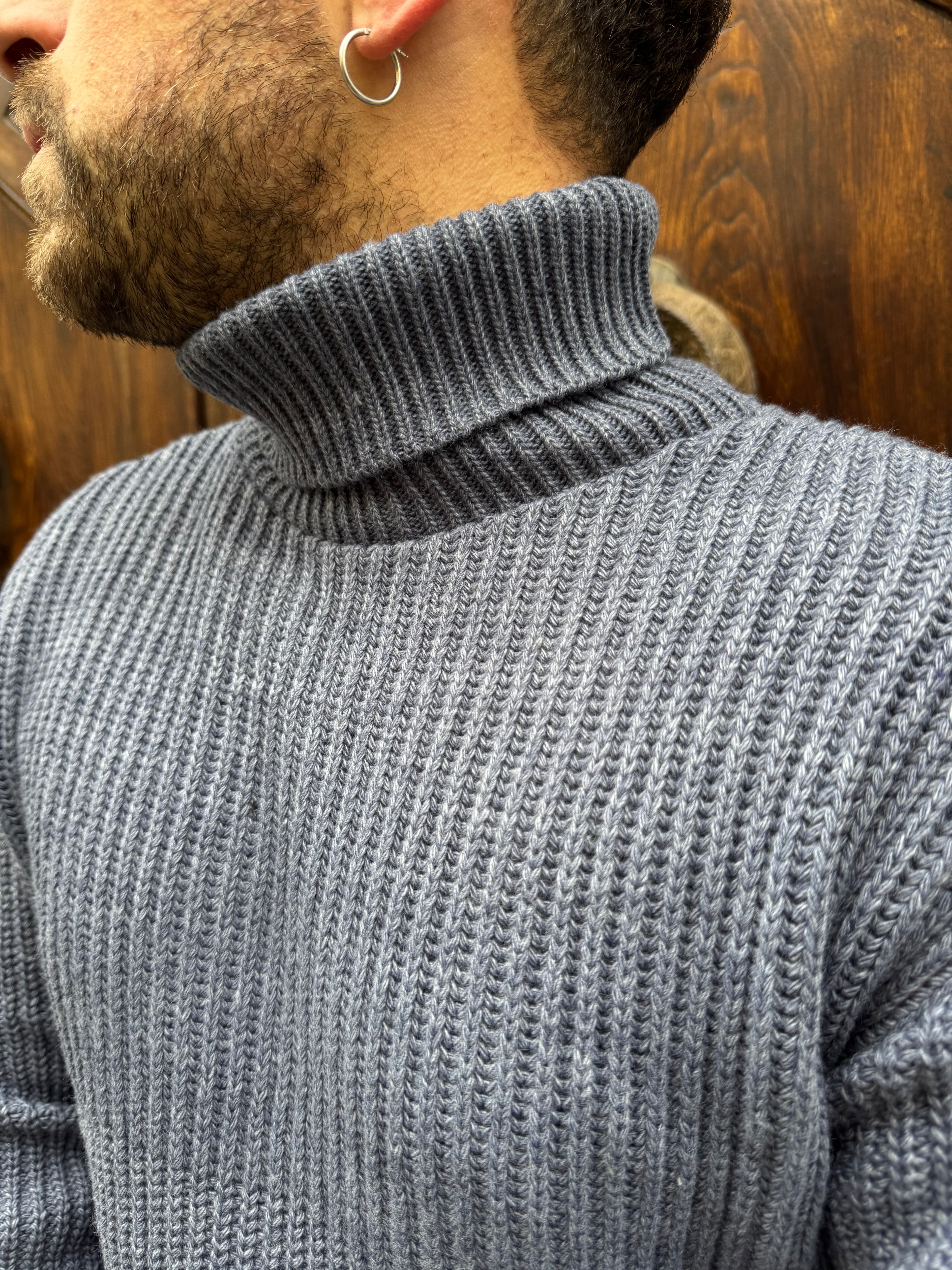 Maglioncino Dolcevita con rotture