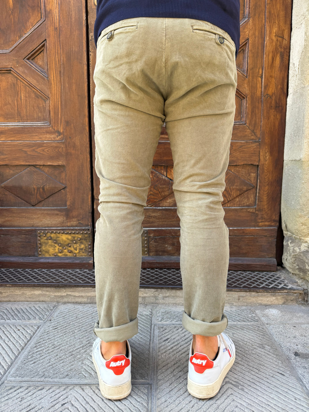 Pantalone chinos in velluto microcostina di Tréz verde