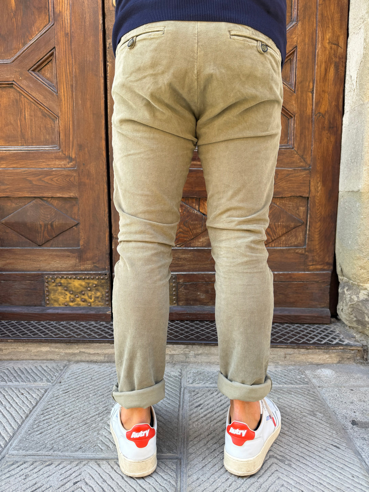 Pantalone chinos in velluto microcostina di Tréz verde