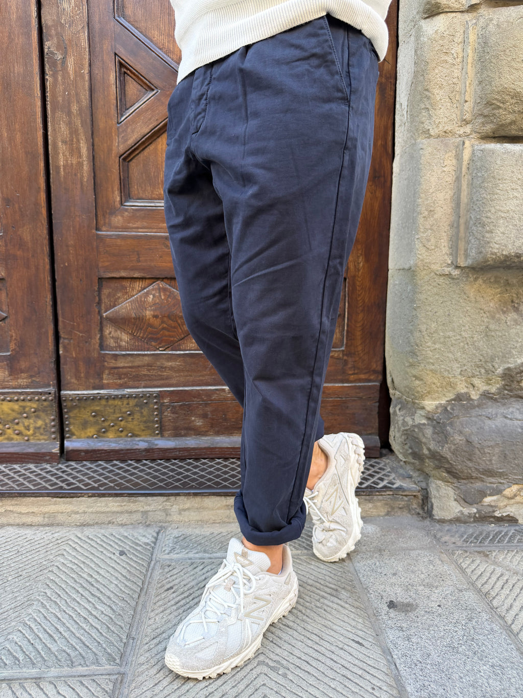 Pantalone Chinos di Hamaki-Ho con pences blu navy