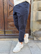 Pantalone Chinos di Hamaki-Ho con pences blu navy