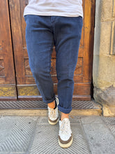 Carica l&#39;immagine nel visualizzatore di Gallery, Pantalone Chinos in velluto blu di Telamira
