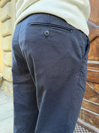 Pantalone Chinos di Hamaki-Ho con pences blu navy