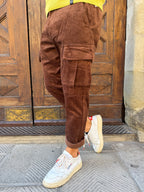 Pantalone cargo in velluto di Telamira cioccolato