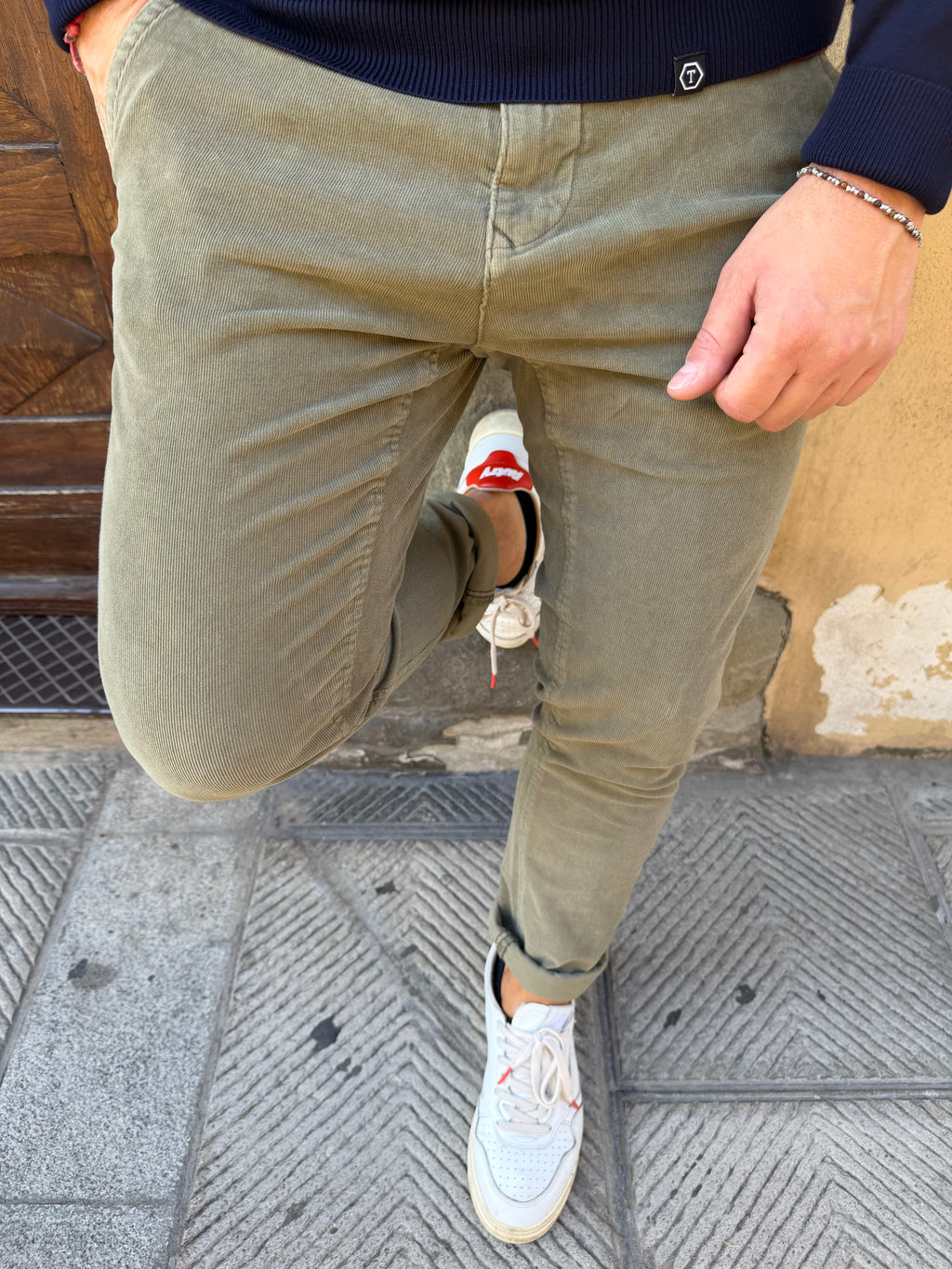 Pantalone chinos in velluto microcostina di Tréz verde