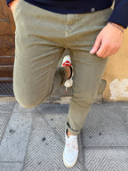 Pantalone chinos in velluto microcostina di Tréz verde