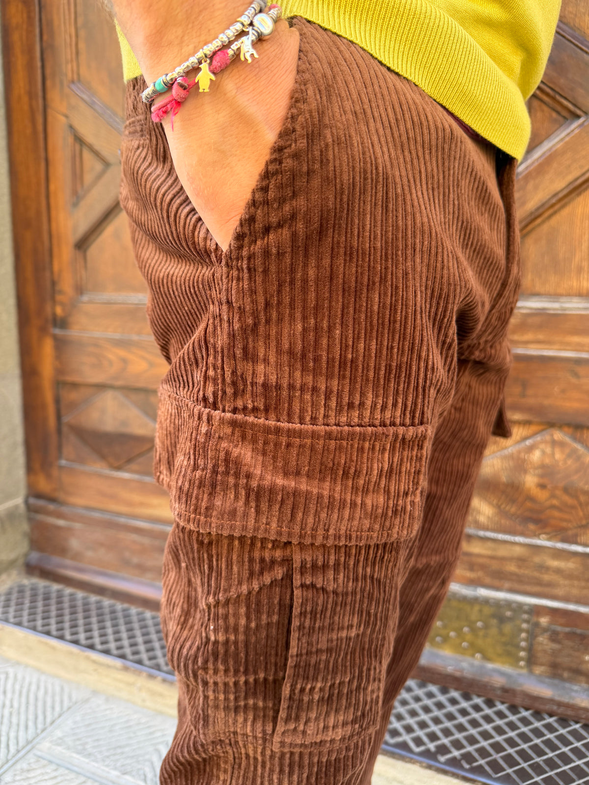Pantalone cargo in velluto di Telamira cioccolato
