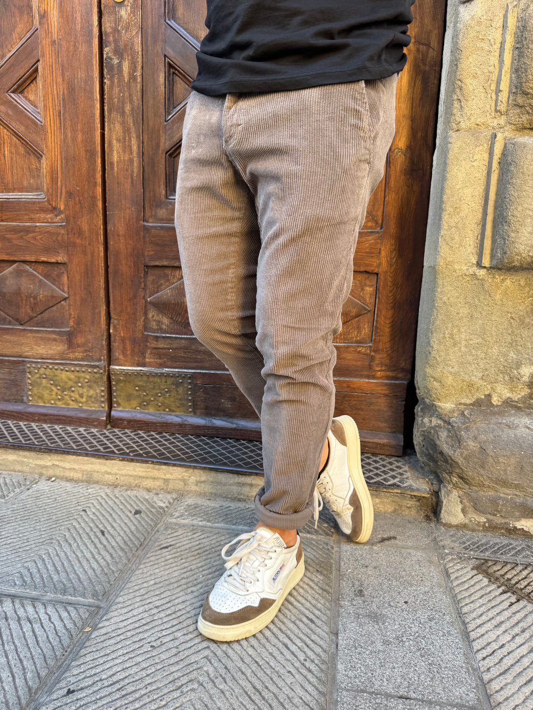Pantalone Chinos in velluto tortora di Telamira tortora