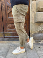 Pantalone Cargo in microvelluto di Tréz verde salvia