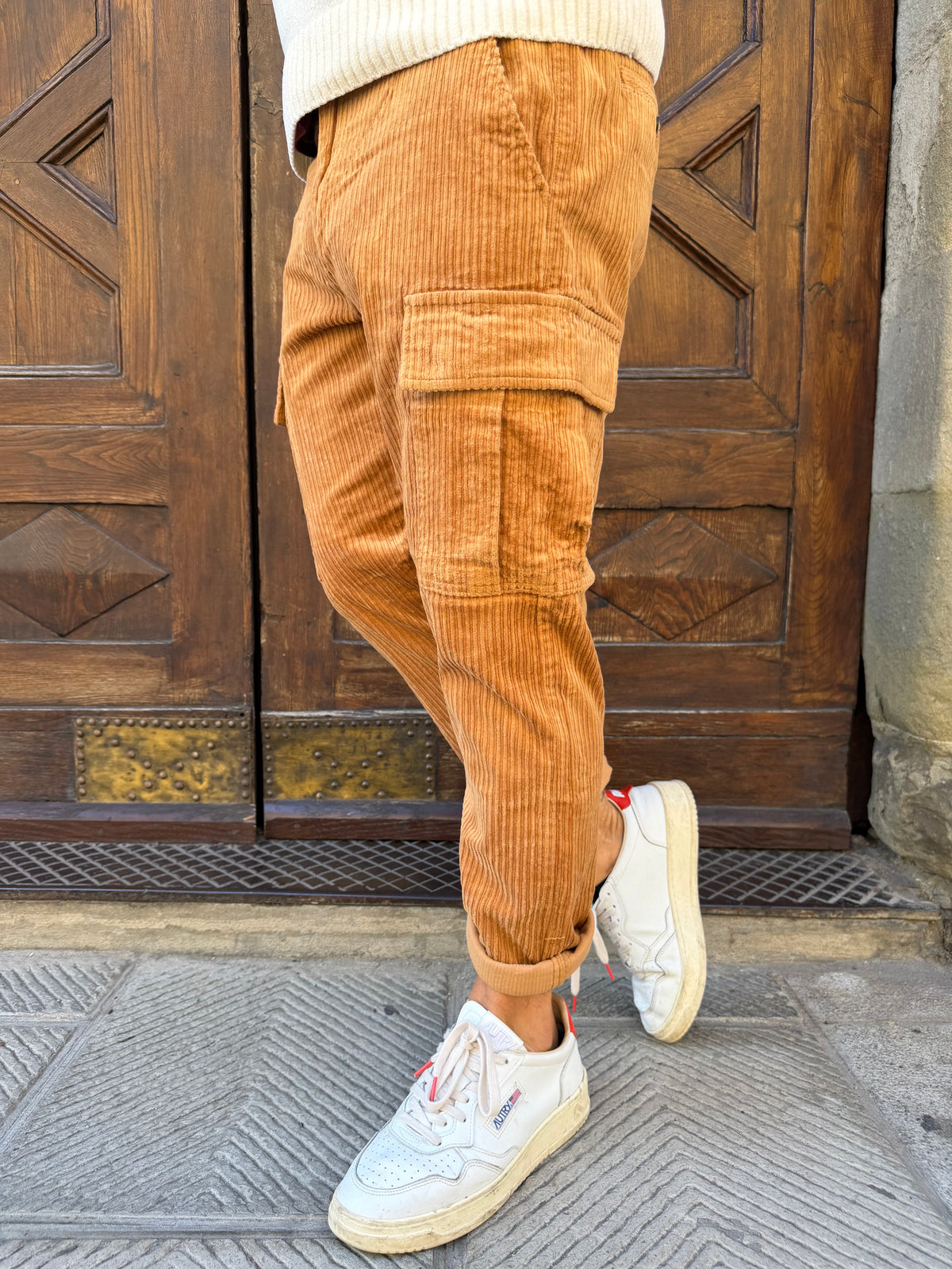 Pantalone cargo in velluto di Telamira caramello