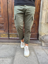 Carica l&#39;immagine nel visualizzatore di Gallery, Pantalone cargo di TRÈZ verde

