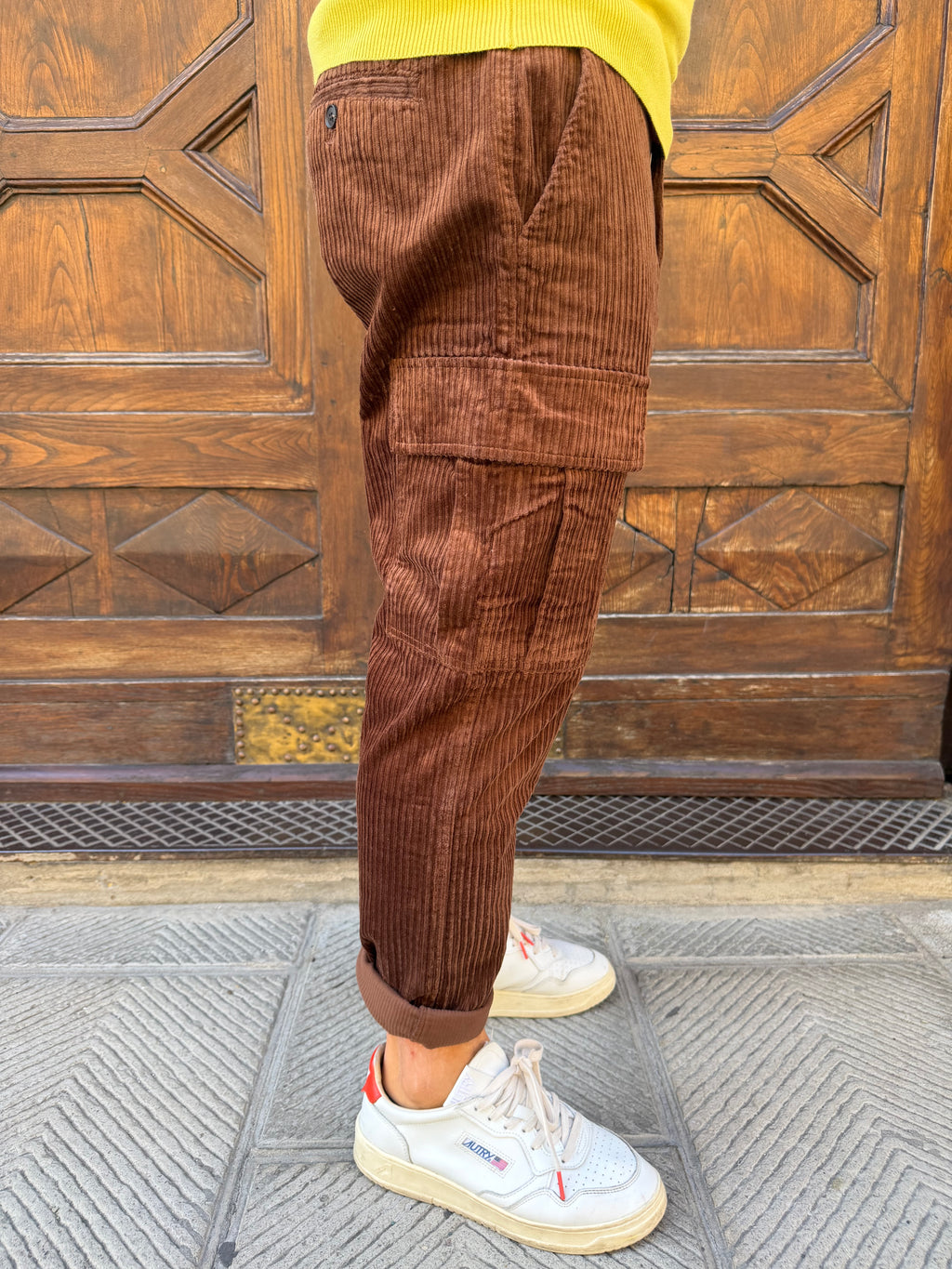 Pantalone cargo in velluto di Telamira cioccolato
