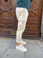Pantalone cargo in velluto di Telamira panna
