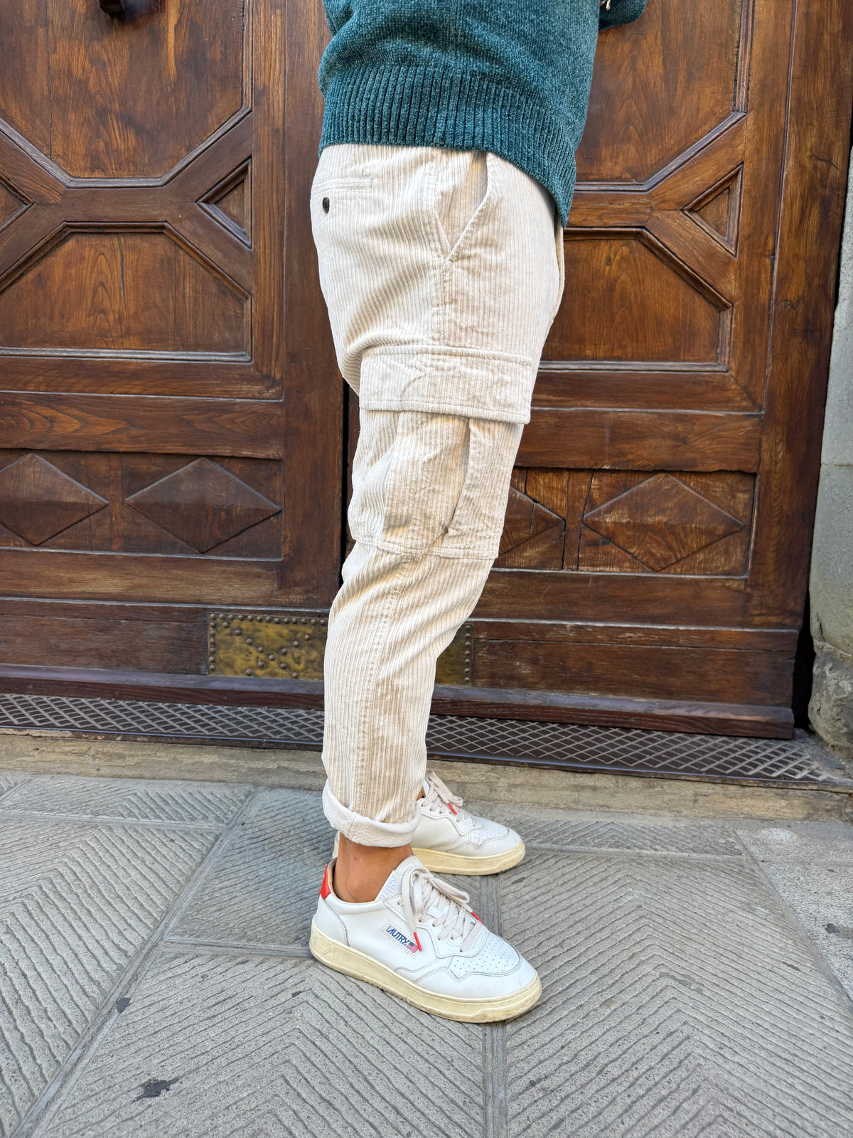 Pantalone cargo in velluto di Telamira panna