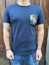 Carica l&#39;immagine nel visualizzatore di Gallery, T-shirt James con taschino
