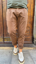 Carica l&#39;immagine nel visualizzatore di Gallery, Pantalone Mike di 3.9 tabacco
