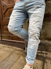 Carica l&#39;immagine nel visualizzatore di Gallery, Jeans John lavaggio chiaro con strappi
