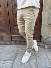 Carica l&#39;immagine nel visualizzatore di Gallery, Pantalone chinos di Hamaki-Ho beige
