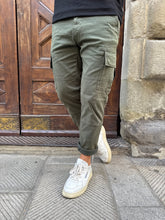 Carica l&#39;immagine nel visualizzatore di Gallery, Pantalone cargo di TRÈZ verde
