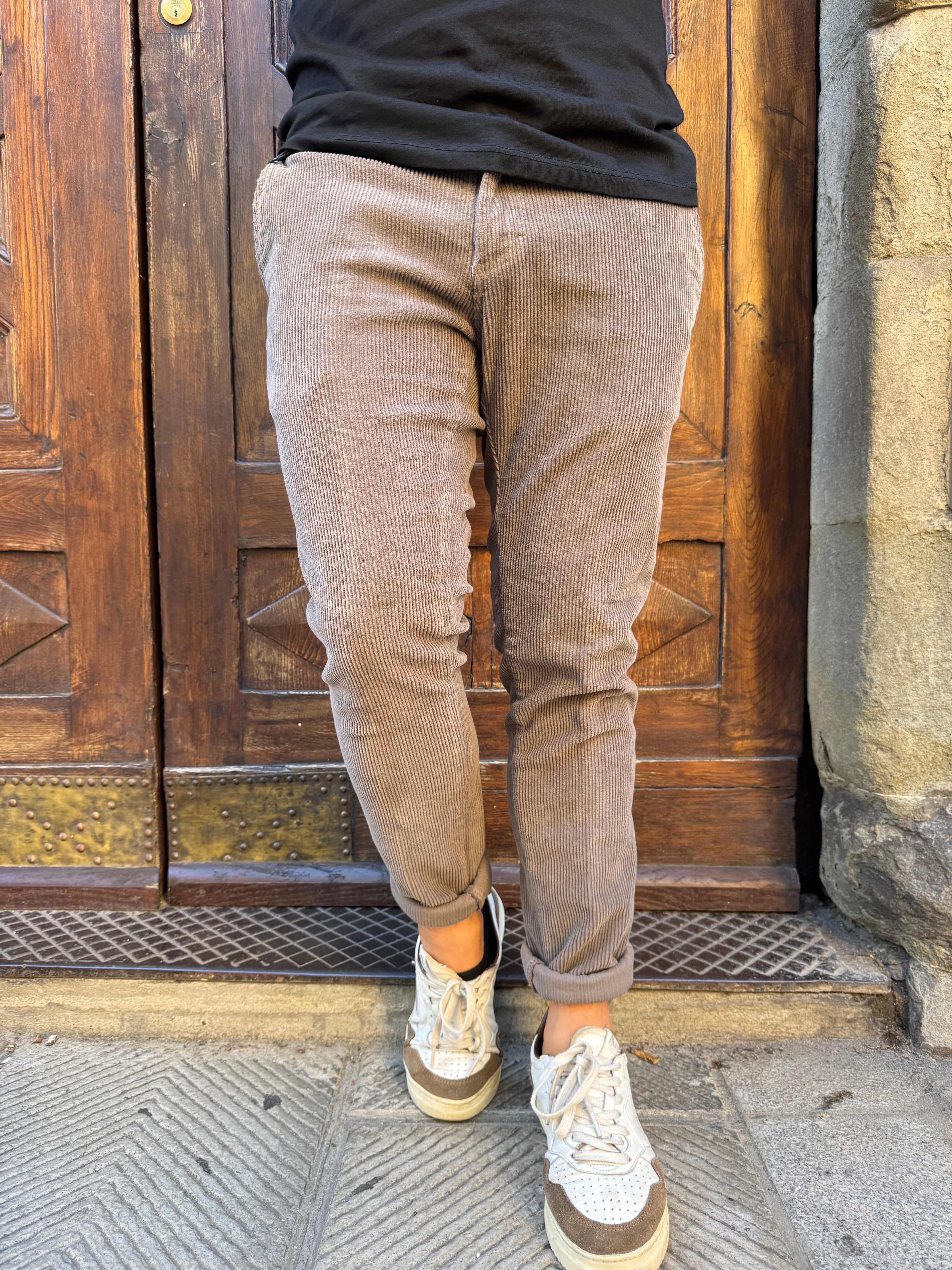 Pantalone Chinos in velluto di Telamira tortora