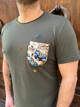 Carica l&#39;immagine nel visualizzatore di Gallery, T-shirt James verde militare
